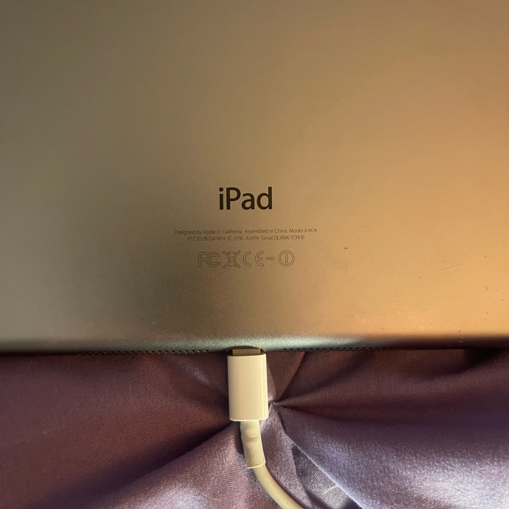 Apple iPad Air 1st Generation 16GB in Space Gray - Picture 5 of 6